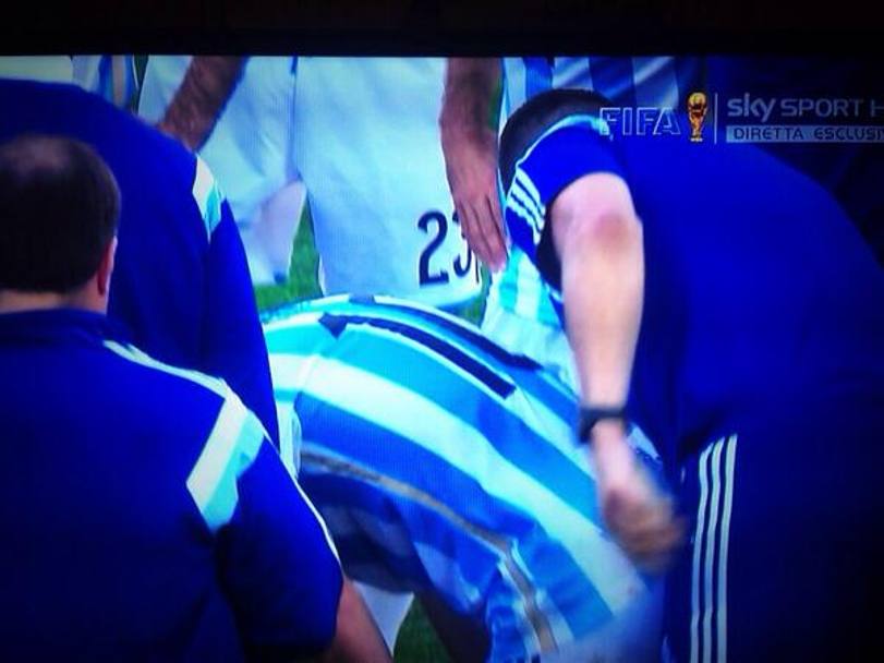 Messi piegato in due dalla stanchezza nell&#39;intervallo tra il primo e il secondo tempo supplementare di Argentina-Svizzera: vomita ancora? (Immagine Sky)